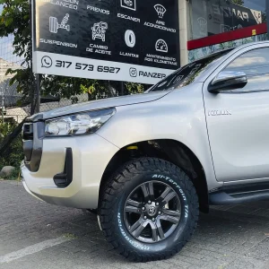 realces toyota hilux